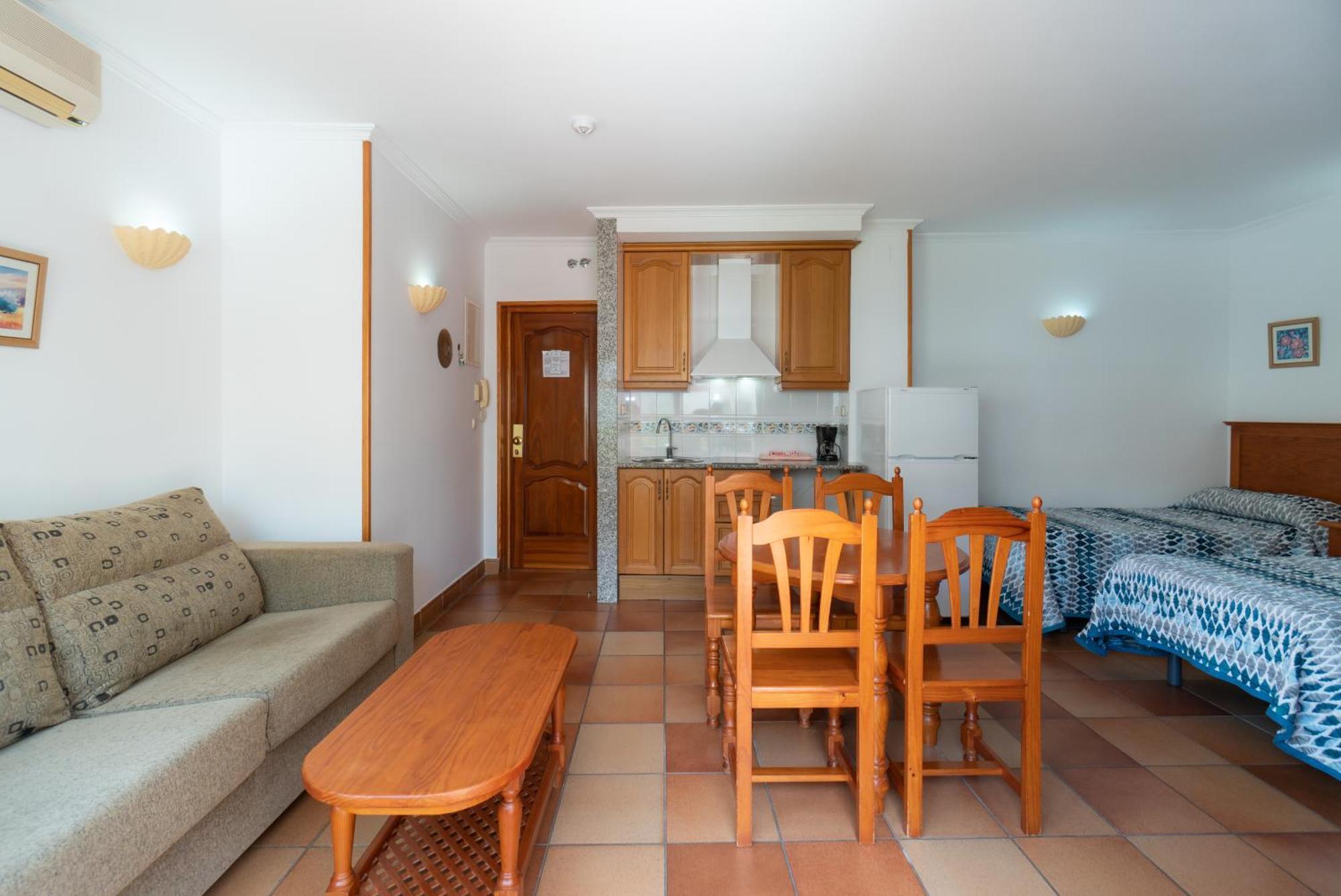 Apartamentos Leonor Carihuela Torremolinos Room photo
